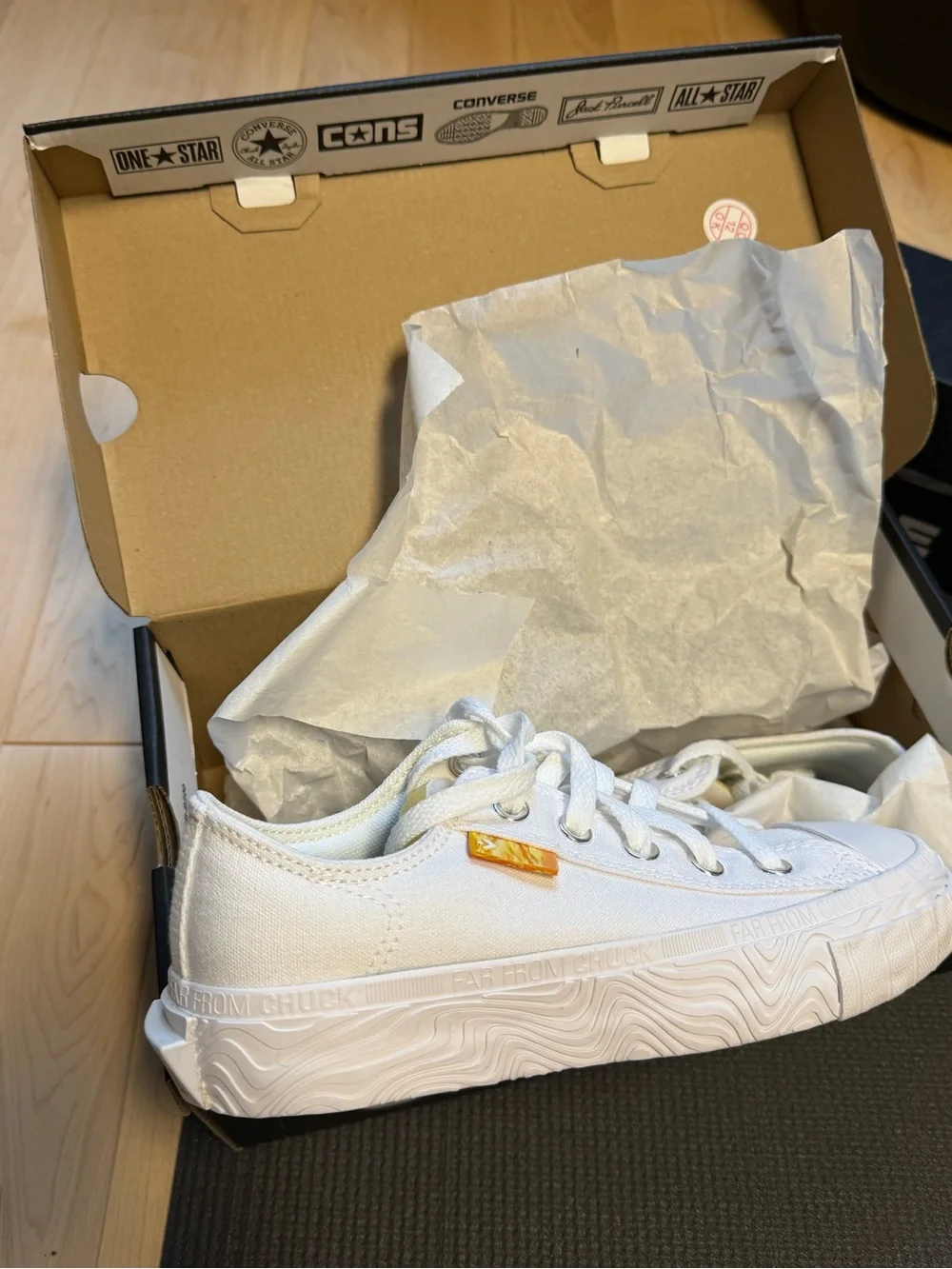 Converse White Low Top Canvas Sneakers - Picture 1 of 3